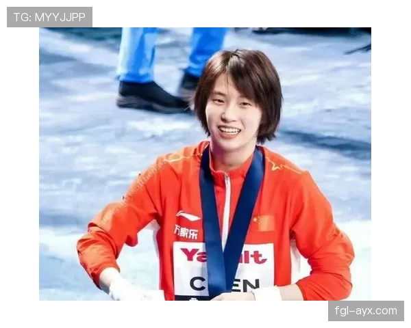 陈芋汐训练室外的样子，绝对不像那种能跳世界冠军的人啊！